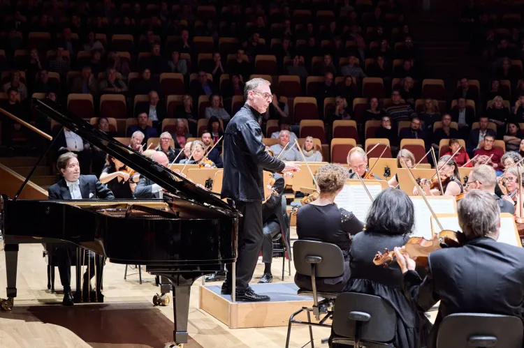 Orkiestrę Polskiej Filharmonii Bałtyckiej podczas piątkowego koncertu poprowadził jej szef artystyczny, Georg Cziczinadze. 