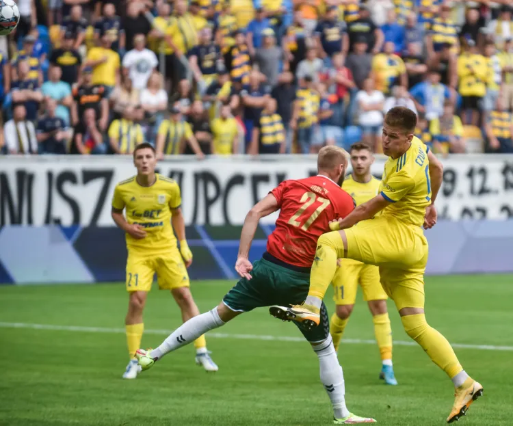 M.in. Dominik Jończy (nr 27) nie upilnował Karola Czubaka, który strzelił dwa gole dla Arki Gdynia w wygranym meczu z Zagłębiem w Sosnowcu 3:1.  