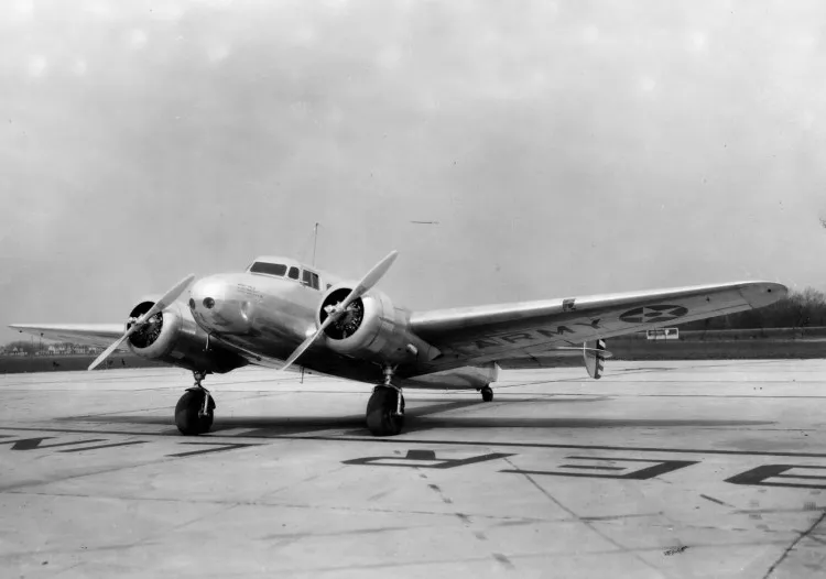 Samolot Lockheed L-10 Electra w barwach Stanów Zjednoczonych. Właśnie tego rodzaju samoloty, zakupione przez PLL LOT, głównie obsługiwały ruch pasażerki z Rumi. Taka maszyna mogła zabrać na pokład dziesięciu pasażerów i dwóch członków załogi.