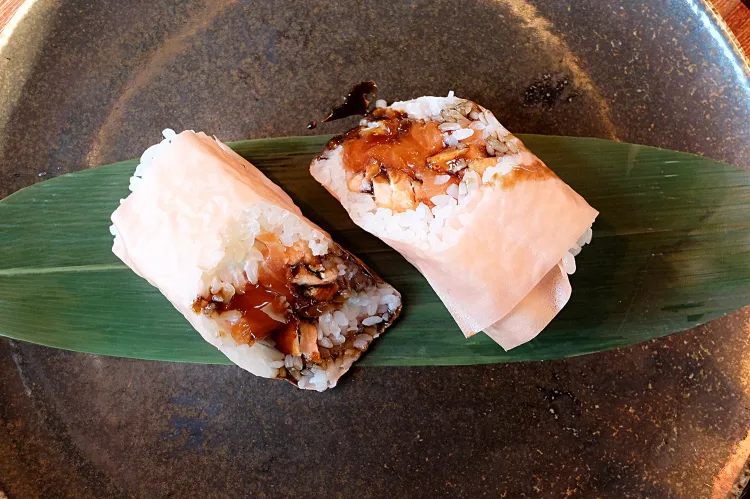 Hand rolls pink, czyli różowe naleśniki sojowe z dodatkami. 