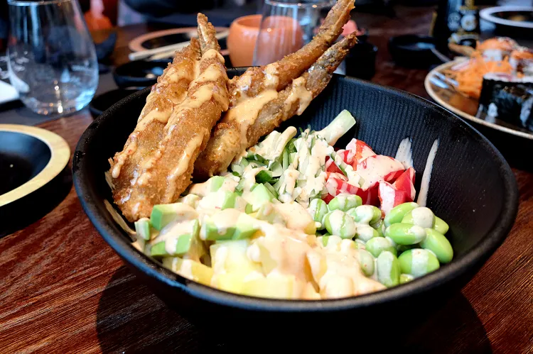 Poke bowl shrimp - krewetki w tempurze z dodatkami.