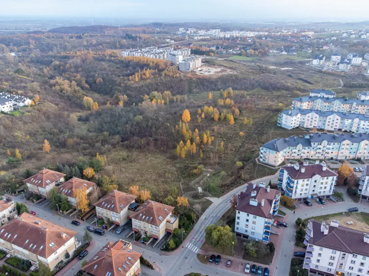 Teren rekreacyjny będzie zlokalizowany w bezpośrednim sąsiedztwie zabudowy mieszkaniowej. 