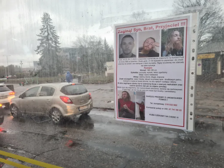 Ulotki i plakaty dotyczące poszukiwań Jakuba Kruta można znaleźć na przystankach i w autobusach.