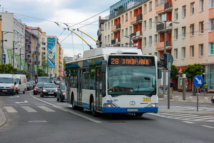 Jeden z dwóch trolejbusów Mercedes-Benz wystawionych na sprzedaż, które w przeszłości były autobusami.