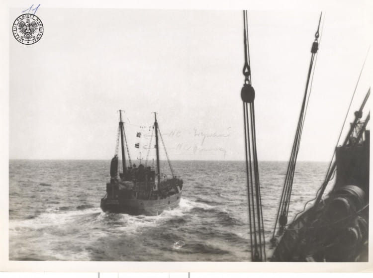 Pościg za lugrotrawlerem "Cietrzew" widziany z pokładu statku-bazy "Morska Wola". Rybakom nie udało się uciec, zostali schwytani i przewiezieni do Polski, gdzie trafili przed sąd. Zdjęcie wykonano 3 maja 1955 r.