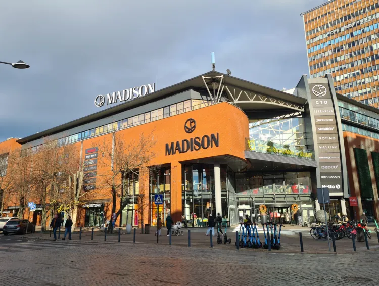 Galeria Madison została otwarta pod koniec listopada 2003 roku i była pierwszą nowoczesną galerią handlową w centrum Gdańska.