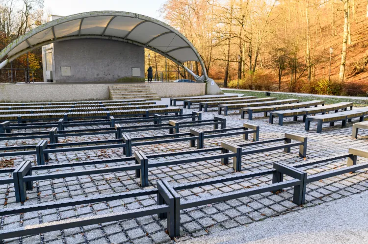 Amfiteatr w parku Oruńskim do wiosny zostanie bez ławek.