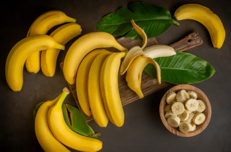 Mimo walorów smakowych i korzyści zdrowotnych są sytuacje, kiedy należy zachować ostrożność w ich spożywaniu. Wysoka zawartość potasu w bananach może wpływać negatywnie m.in. na funkcje nerek u osób z zaburzeniami w wydalaniu potasu. 