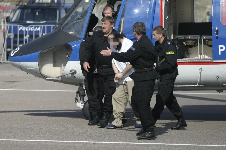 Policjanci, w tym z jednostki antyterrorystycznej w Gdańsku, podczas przylotu helikoptera z łotewskim gangsterem o pseudonimie Willy. Został on ujęty na terenie USA i po przeprowadzeniu procedury ekstradycyjnej przekazany polskiej policji.