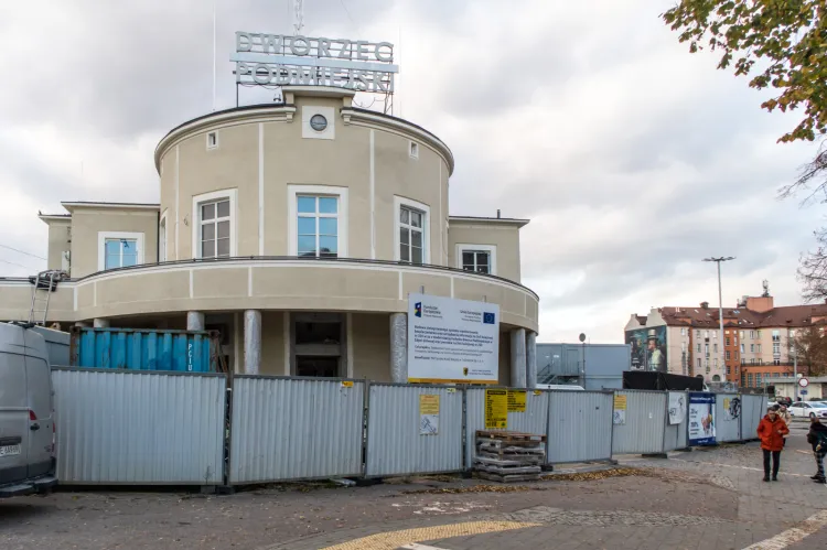 Remont budynku Dworca Podmiejskiego oraz peronu SKM Gdynia Główna przedłuża się. Nie ma terminu zakończenia prac.