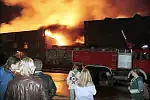 Akcja gaśnicza pożaru w hali Stoczni Gdańskiej. Jej przeprowadzenie było znacznie utrudnione ze względu na bliskość linii tramwajowej. Płomienie udało się całkowicie ugasić dopiero nad ranem. 