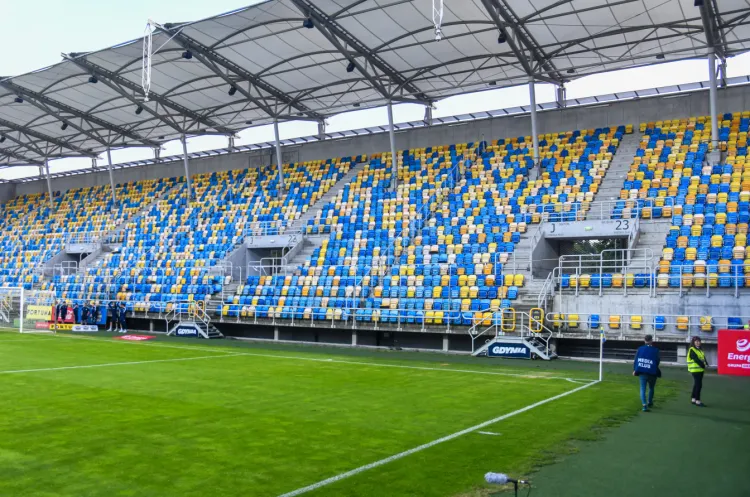 Gdyńskie Centrum Sportu zapewnia, że boisko dobrze zniosło ostatnie opady deszczu i śniegu, a derby Trójmiasta rozegrane zostaną zgodnie z planem.