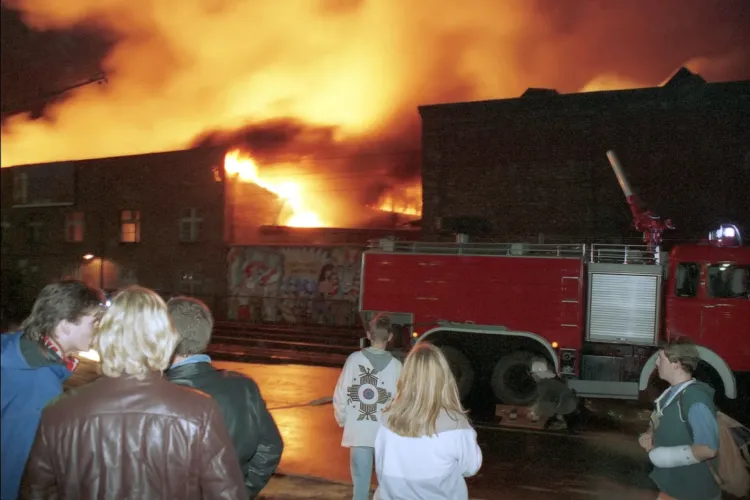 Akcja gaśnicza pożaru w hali Stoczni Gdańskiej. Jej przeprowadzenie było znacznie utrudnione ze względu na bliskość linii tramwajowej. Płomienie udało się całkowicie ugasić dopiero nad ranem. 