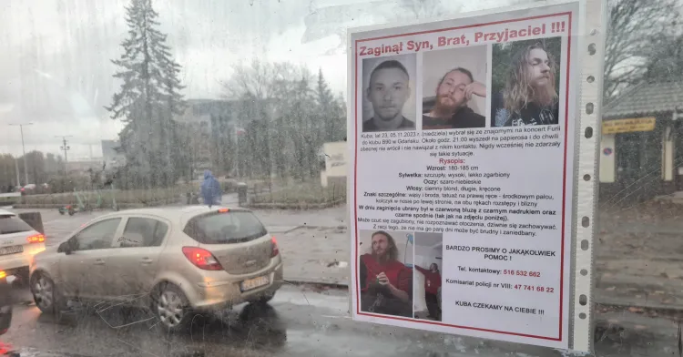 Ulotki i plakaty dotyczące poszukiwań Jakuba nadal można znaleźć na przystankach i w autobusach.