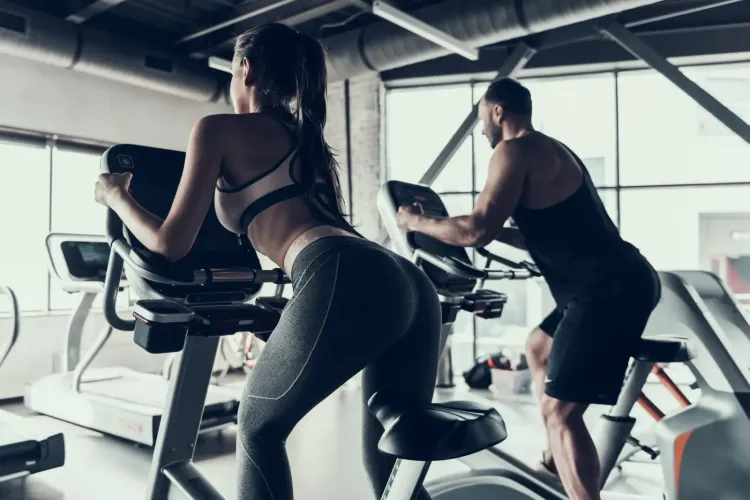 Najpopularniejsze urządzenia na siłowni różnią się w przypadku kobiet i mężczyzn. Inne wybierają także początkujący, a inne stali bywalcy.