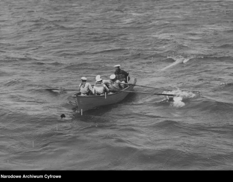 Polscy marynarze holują torpedą po strzale ćwiczebnym. Lata 30. XX wieku.