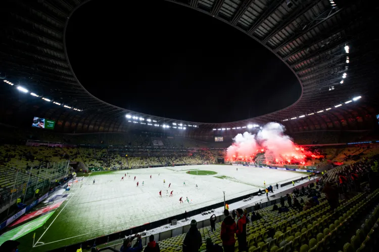 W takiej scenerii była rozgrywana druga połowa ostatniego meczu domowego Lechii Gdańsk w 2022 roku. 