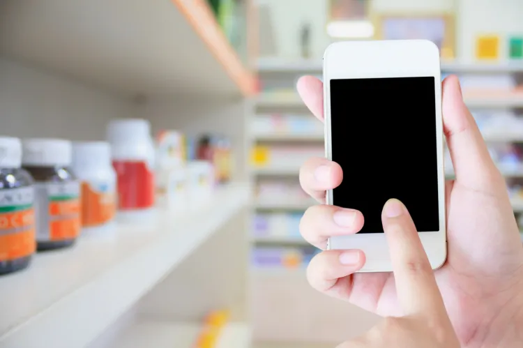 Wiele osób nie jest w stanie oderwać się od telefonu również kupując leki w aptece.