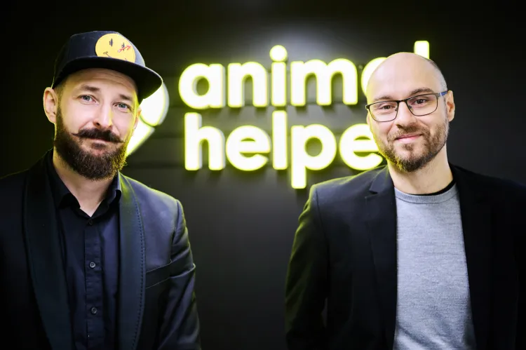 Aplikacja Animal Helper powstała dzięki zaangażowaniu Adama Van Bendlera - gdańskiego stand-upera i założyciela Fundacji Psia Krew, a także Pawła Geberta, który od 19 lat działa na rzecz pomocy niehumanitarnie traktowanym zwierzętom. Jest inicjatywą oddolnie finansowaną i, jak widać po kilku tygodniach działań, niezwykle potrzebną. Warto pobrać aplikację na telefon, zanim będziemy jej potrzebować. Żeby w razie awaryjnej i stresującej sytuacji szybko uzyskać pomoc.