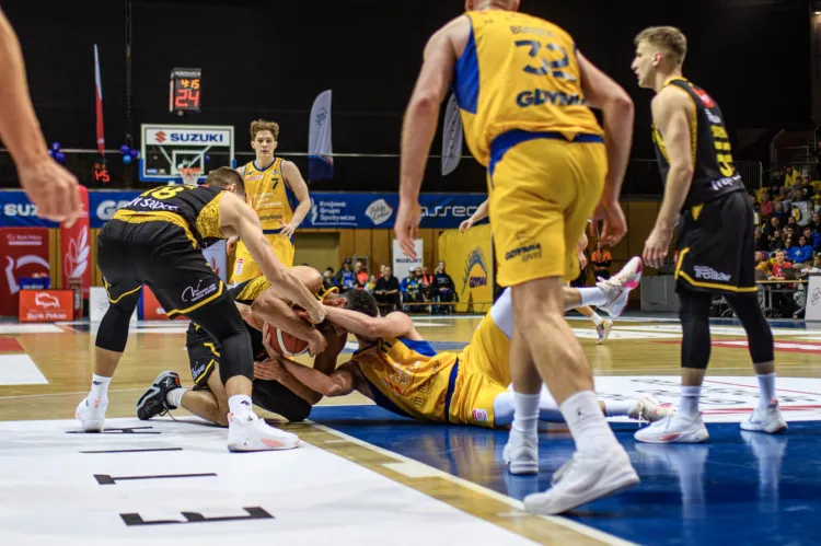 Krajowa Grupa Spożywcza Arka Gdynia i Trefl Sopot walczą o kolejne awanse w tabeli Orlen Basket Ligi.