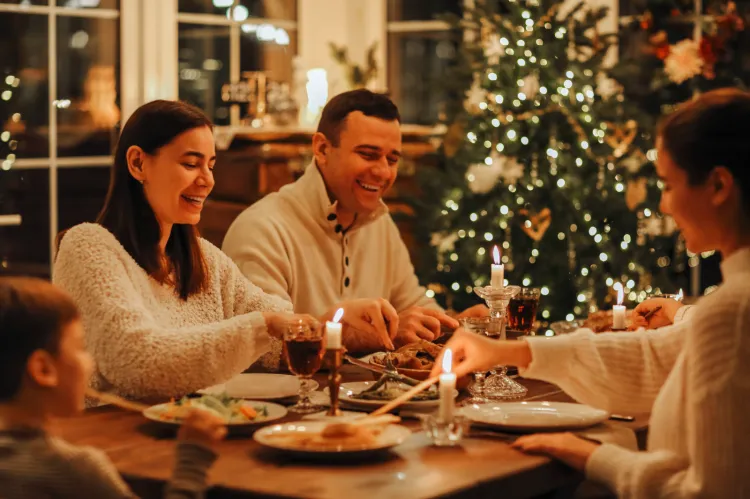 Przygotowywanie świątecznych potraw to spory wysiłek. Zamiast przez wiele godzin stać w kuchni, można ten czas przeznaczyć na relaks i spędzenie czasu z bliskimi, a pyszne bożonarodzeniowe dania zamówić z trójmiejskich restauracji. 