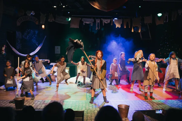 Słynny musical "Annie" możemy od 6 grudnia oglądać na scenie Teatru Atelier w wykonaniu ponad 40-osobowego zespołu Baabus Musicalis.