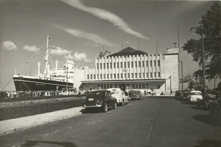 MS Batory przy Dworcu Morskim w latach 60. ub. w. Na zdjęciu widać charakterystyczną asymetrię - pozostałość po alianckim nalocie na Gdynię.