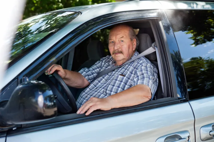 Czy starsi kierowcy powinni być bardziej kontrolowani? Zmiany przepisów są analizowane.