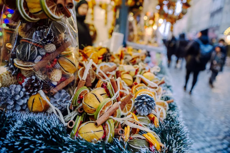 Jarmark Bożonarodzeniowy w Gdańsku trwa (zdjęcie ze stanowiska świąteczne dekoracje zapachowe od Bartłomieja Siedlikowskiego)