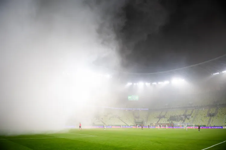 Lechia Gdańsk po domowych meczach była w tym sezonie już trzykrotnie kara. Najdotkliwsza sankcja ograniczała pojemność widowni dostępnej dla kibiców jedynie do Strefy Prestiż, liczącej 1300 miejsc. 