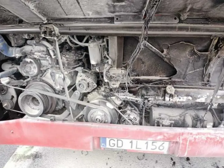 Pożar w komorze silnika i awaria skrzyni biegów unieruchomiły dwa z siedmiu autobusów zmierzających z Gdańska na Ukrainę.