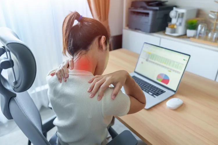 Ból szyjnego odcinka kręgosłupa to najczęściej skutek siedzącego trybu życia.
