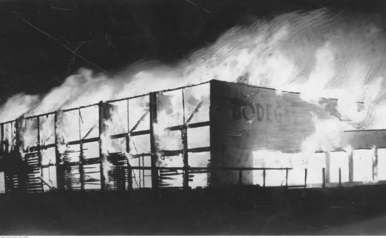 Płonący budynek dancingu i kina "Bodega" w Gdyni. Do pożaru doszło 10 grudnia 1938 r. podczas wyświetlania filmu "Trędowata".