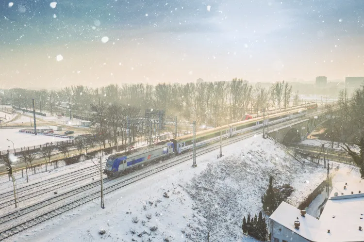 Dłuższe pociągi, nowe trasy i wzmocniona obsługa na dworcach - tak mają wyglądać święta na torach w całej Polsce.