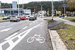 Pasy rowerowe wzdłuż ul. Owsianej mają pomóc rowerzystom i kierowcom w bezpiecznej i wygodnej współegzystencji.