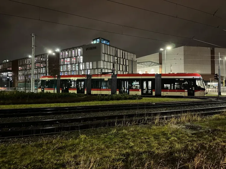 Widok porzuconego w centrum Gdańska tramwaju zaciekawił pasażerów i naszych czytelników.