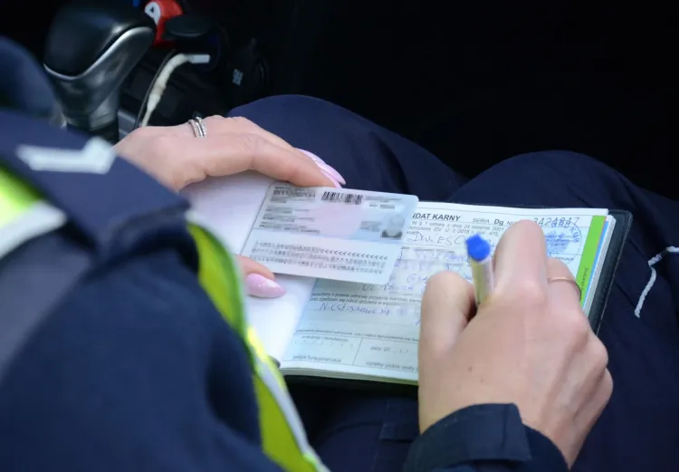 Kiedy policjanci sprawdzili dane kierowcy, okazało się, że miesiąc temu już zabrano mu prawo jazdy.