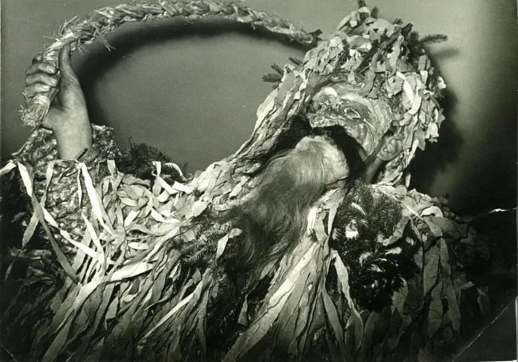 Gwiazdor w tradycyjnym kaszubskim stroju ze słomy. Zdjęcie z 1958 roku, kiedy tradycja Gwiżdży wciąż była stosunkowo żywa.