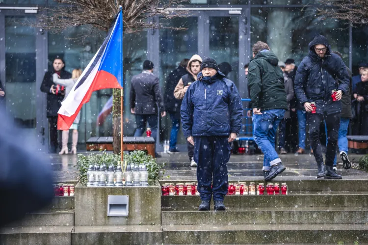 Kilkadziesiąt osób wzięło udział w uroczystości upamiętniającej ofiary ataku, do jakiego doszło 21 grudnia na terenie Uniwersytetu Karola w Pradze.
