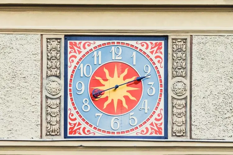 Zabytkowy zegar przy ul. Głębokiej odtworzono na podstawie dokumentów archiwalnych.
