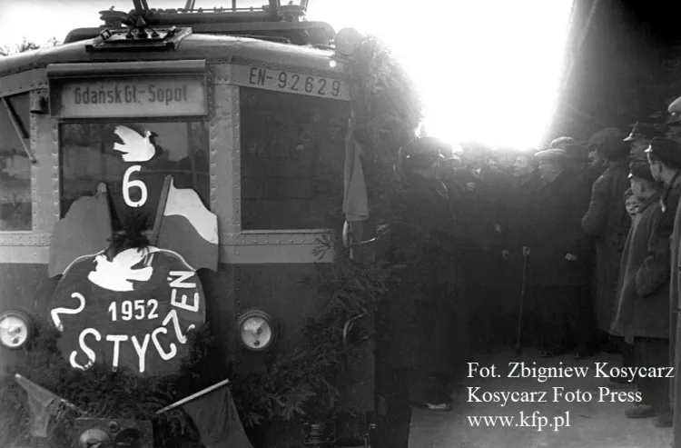 2 stycznia 1952 roku wyruszyła pierwsza SKM z Gdańska do Sopotu.