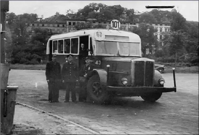 Początek lat 50. Na linię 101 wysyłano wówczas najnowocześniejsze w taborze autobusy Buessing.