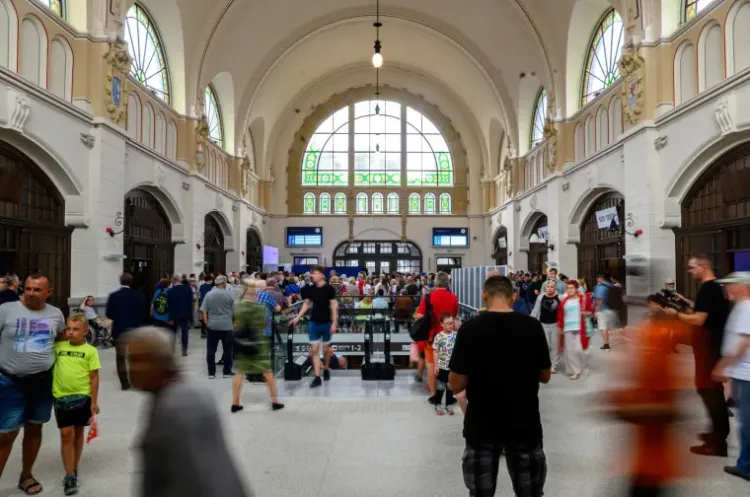 Oferta handlowo-usługowa na dworcach w Gdyni i Gdańsku (na zdjęciu) wciąż jest uboga. 