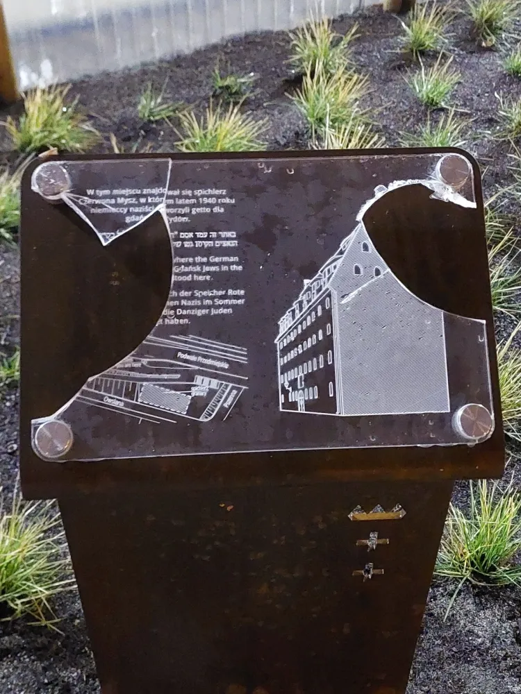 Tablica upamiętniająca getto w Gdańsku została zniszczona niecały miesiąc po jej odsłonięciu.