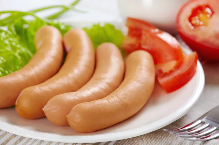 Kiełbasa parówkowa to jedna z trzech najgorszych polskich potraw 2023 r. według kulinarnego portalu Taste Atlas.
