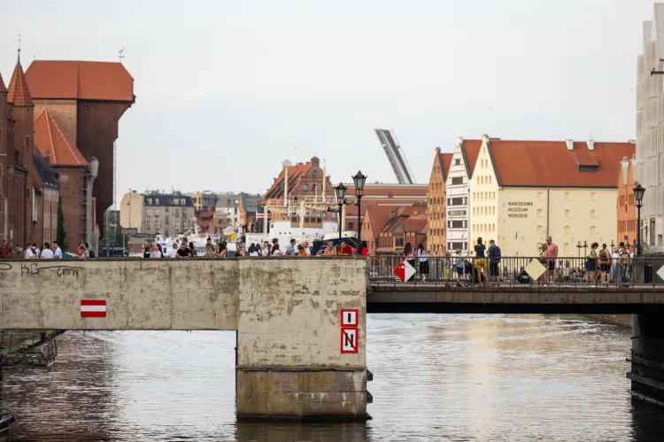 Most Zielony aż "ugina się" od liczby spacerujących po nim, szczególnie latem. Warto więc zadbać o estetykę tej popularnej przeprawy w sercu Gdańska. 