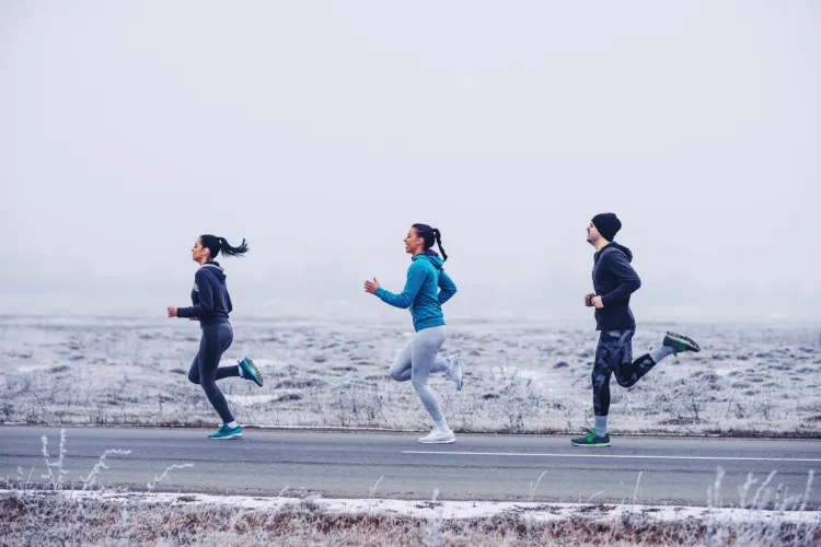 Zimowy trening na świeżym powietrzu to moc korzyści dla organizmu. 