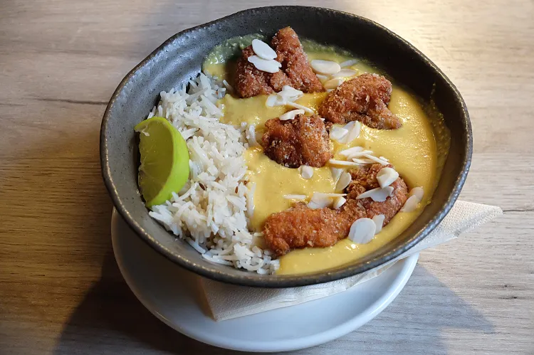 W kolejnym odcinku cyklu "Jemy na mieście" opisuję wizytę w restauracji Manna 68 w Gdańsku. Na zdjęciu: kalafior panierowany w sosie migdałowo-szafranowym z ryżem pulao.