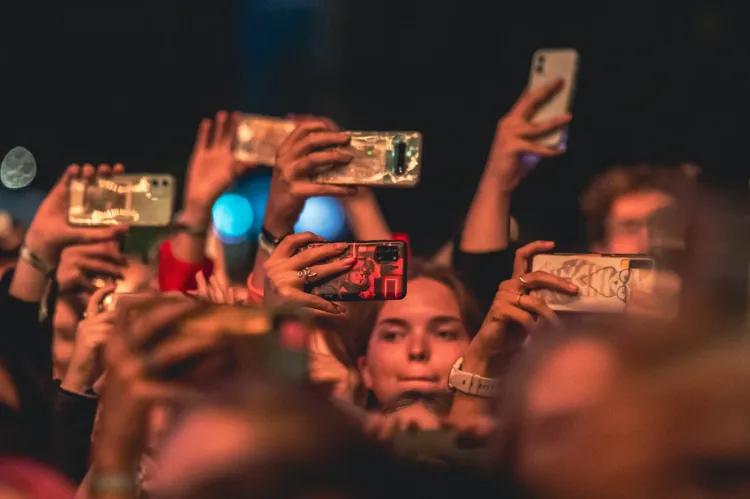 Publiczność podczas koncertu telefony wyciąga co chwilę. Są takie momenty, zwłaszcza podczas koncertów największych gwiazd, kiedy trudno dostrzec scenę. 