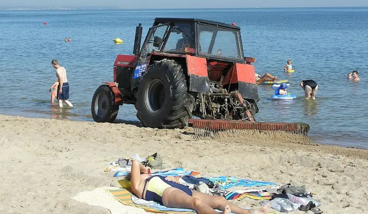 Widok traktora lawirującego pomiędzy plażowiczami nikogo już nie dziwi.